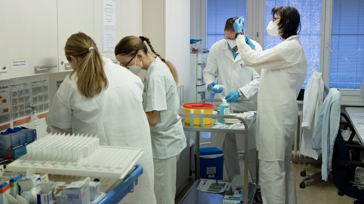 Česko má první případ podezření na úmrtí po vakcíně proti covidu
